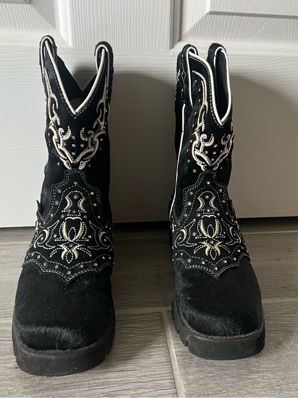 Justin Boots Black with White Embroidery Women's Ankle Booties